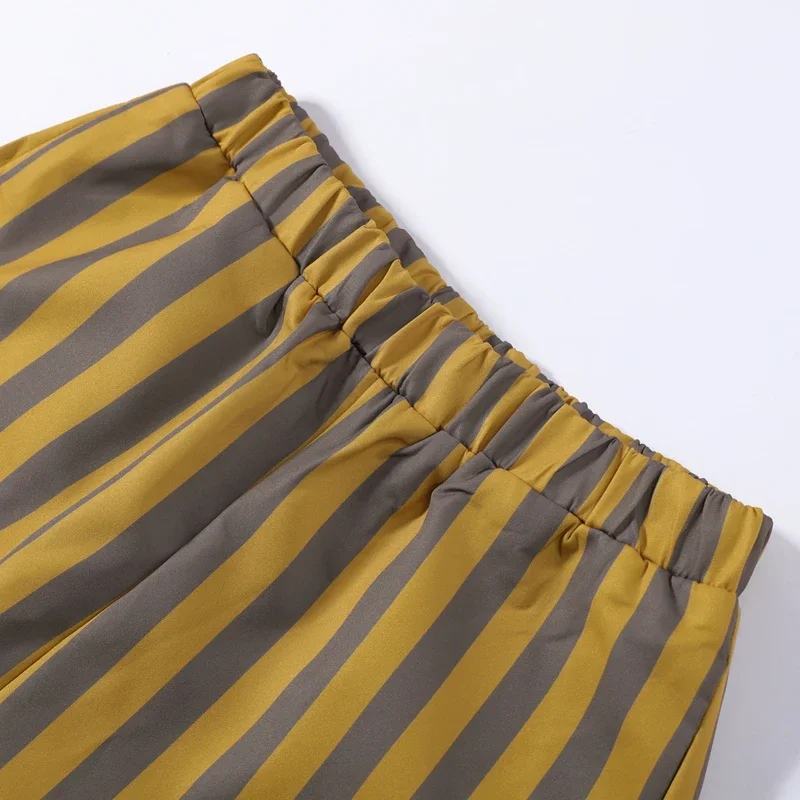 Lässiger gestreifter Hosenanzug für Damen: Locker sitzende Jacke mit V-Ausschnitt und langen Ärmeln, hochtaillierte gerade Hose – Sommer-Set 2026 für Damen – Detail 26