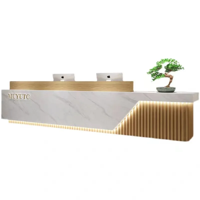 Moderner, einfacher Firmenrezeption, Hotelrezeption, Clubhaus, Kasse aus massivem Holz