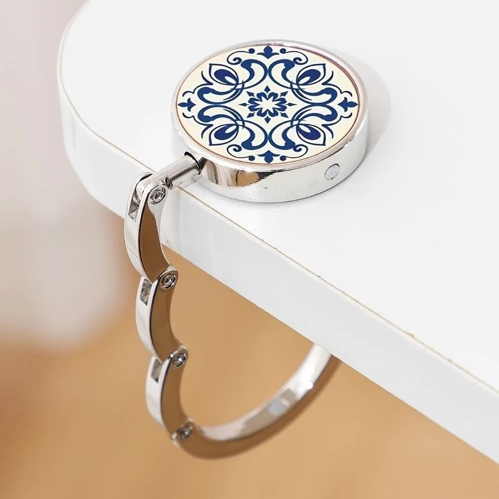 Support de bureau pliable en alliage de zinc, crochet de table circulaire, support suspendu pour sac à main, design en porcelaine bleue et blanche