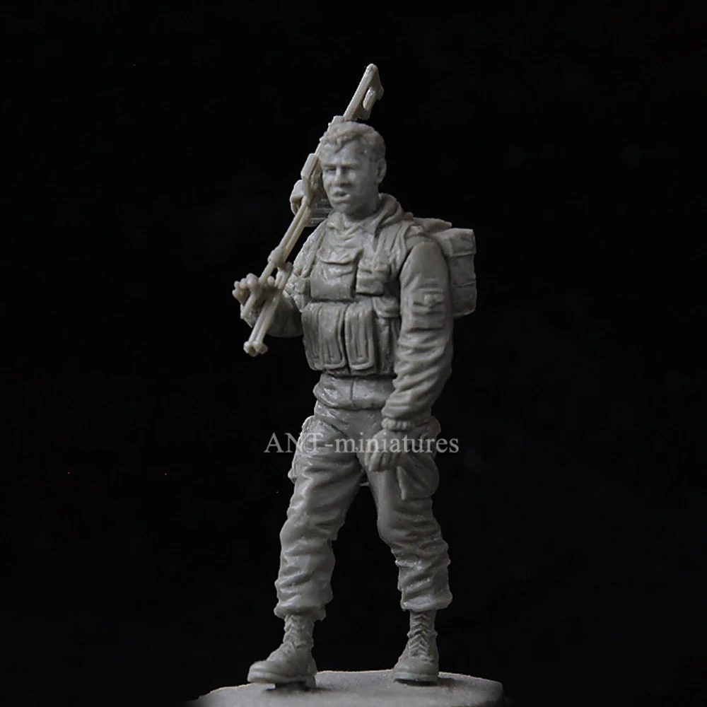 

1/35 Resin figure model kit, World War II soldier, unassembled and unpainted GK