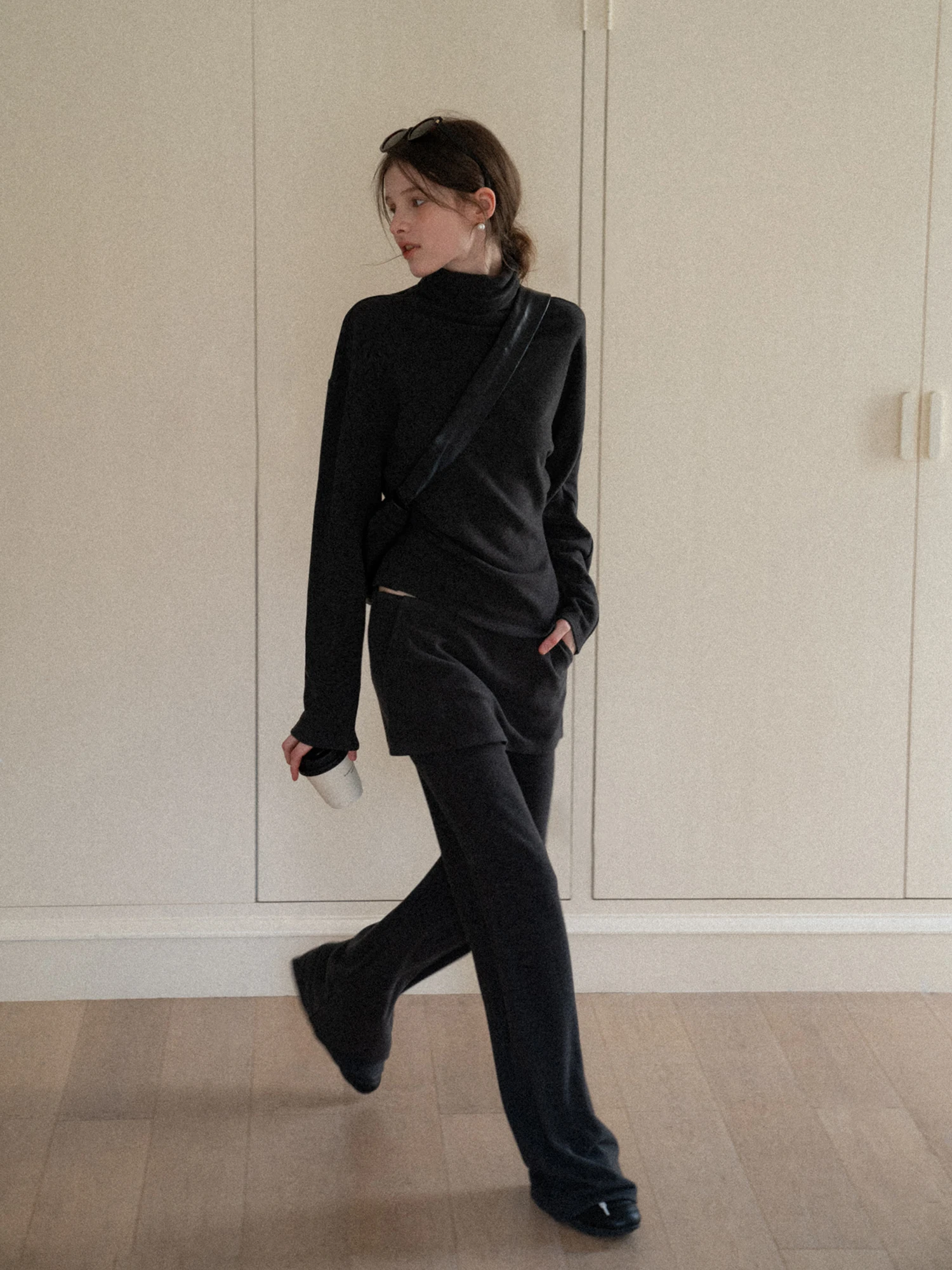 

EGGKA Имитация двухслойной одежды: футболка с высоким воротом и эффектом бархата, утягивающая талию, и длинные юбка-брюки. Осенне-зимний повседневный комплект для девочек, простой дизайн.