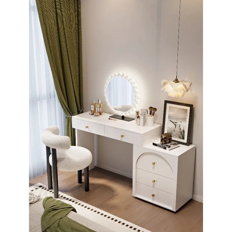 Cómoda francesa, dormitorio moderno, sencillo, pequeño apartamento, mesa de maquillaje, cofre