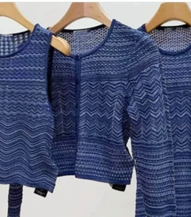 Vestido midi elegante ajustado con cuello redondo y sin mangas de punto a rayas azules para mujer