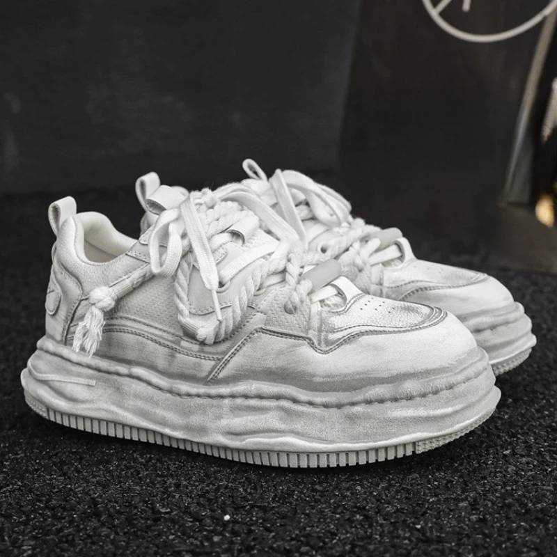 メンズ向けのおしゃれなヴィンテージ風溶解シューズ、厚底で身長を7cmアップするインナーヒール、カジュアルなダーティーブレッドボードシューズ