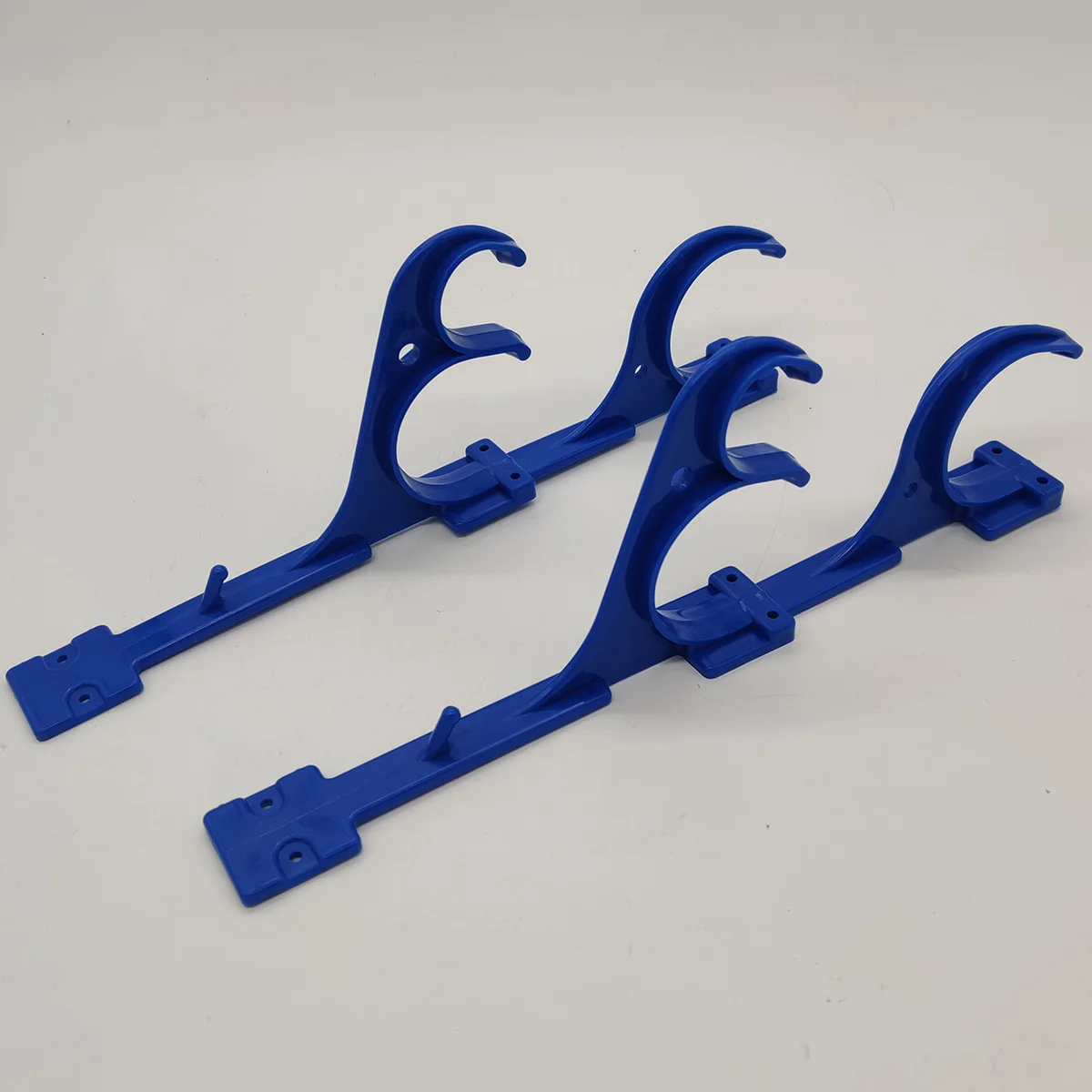 ชุดอุปกรณ์จัดเก็บอุปกรณ์ทำความสะอาดสระว่ายน้ำ 1 ชุด พร้อมราวแขวนพลาสติก ตะขอแขวนตาข่าย สำหรับจัดระเบียบบ้าน สวน โรงเรียน ร้านค้า สีฟ้า