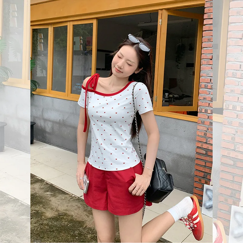 T-shirt a maniche corte stile coreano con cuore rosso a pois con spalle scoperte Bowknot Pure Desire per donna Top estivo slim con allacciatura