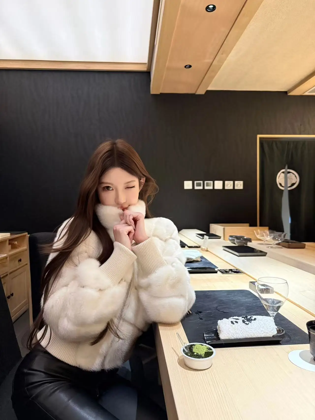 

Pearl Waterproof Thickened Winter Fur Coat Women's Casual Stripe Leather Jacket White Warm Top for 2025 Winter New Arrival
