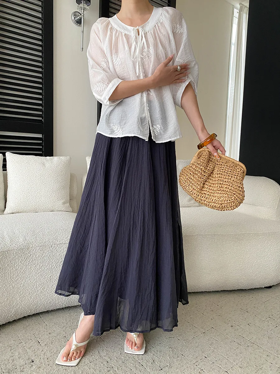 Sommerliches Damen-Shirt in unifarbenem Design mit aufwendiger Stickerei, Rundhalsausschnitt, Schnürung, lockerer Passform und leicht transparentem Stoff. – Detail 14