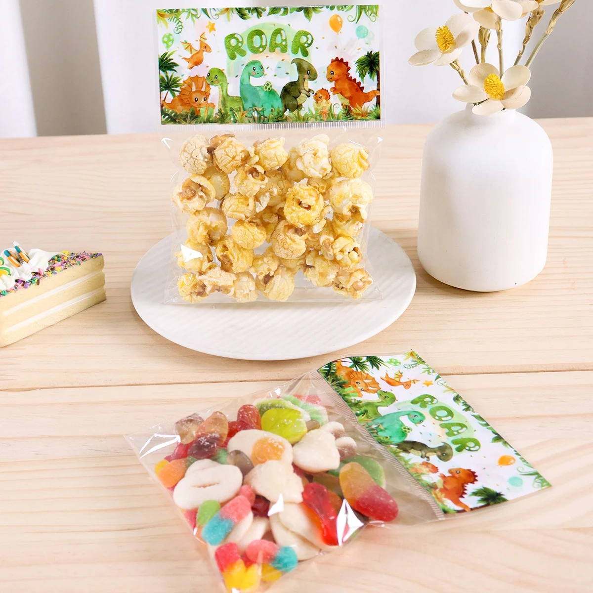 30/50 Stück Geschenktüten mit Dinosaurier-Motiv, selbstklebende Dinosaurier-Tüten, transparente Süßigkeitentüten, Partyzubehör zum 1. Geburtstag – Detail 3
