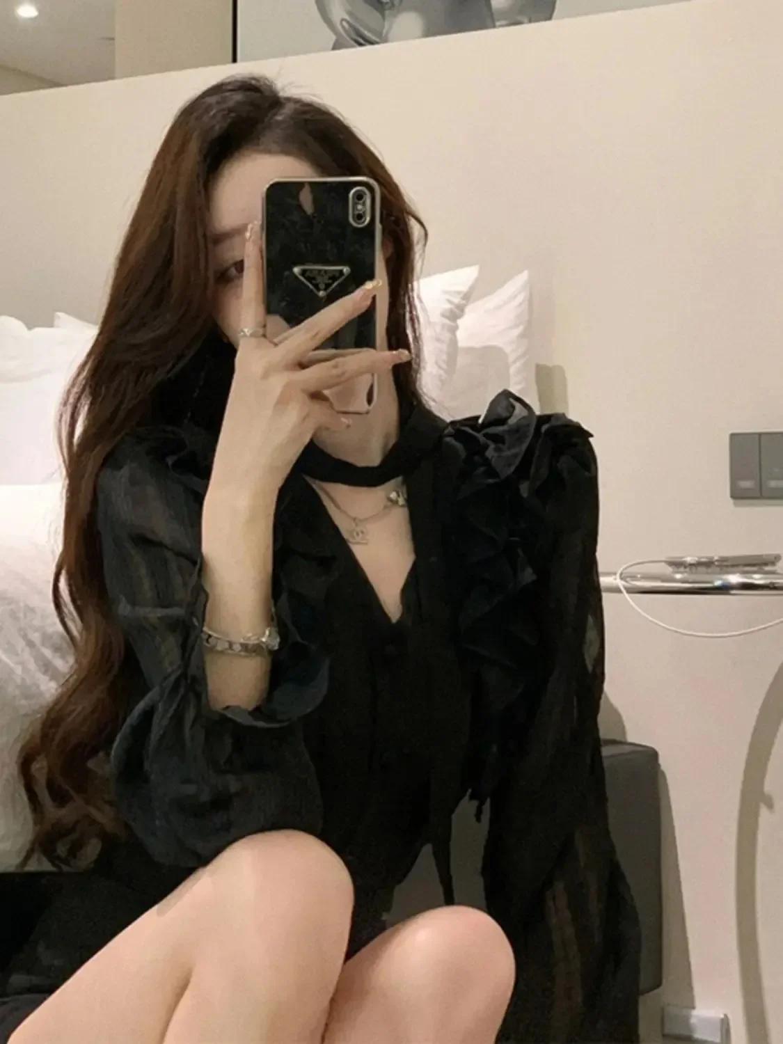 Camisa de diseño con cordones y volantes para mujer, blusa Sexy transparente elegante y elegante, Tops ajustados de manga larga con cuello de pico negro, moda coreana