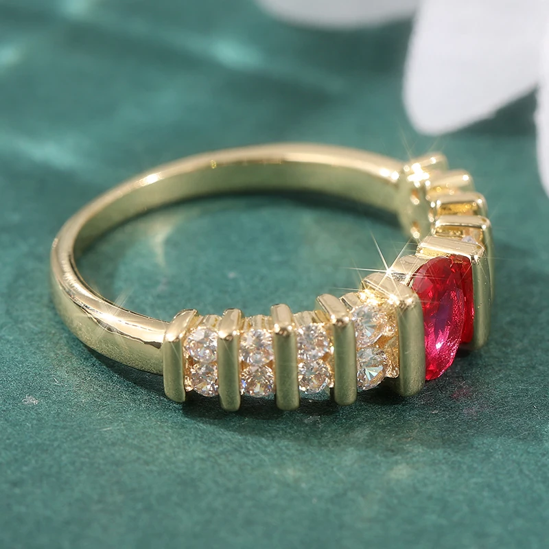 Klassischer Eingelegter Weiß-Roter CZ Damenring Trendiger Goldfarbener Geometrischer Alltags- und Partyschmuck Jubiläumsgeschenk – Detail 3