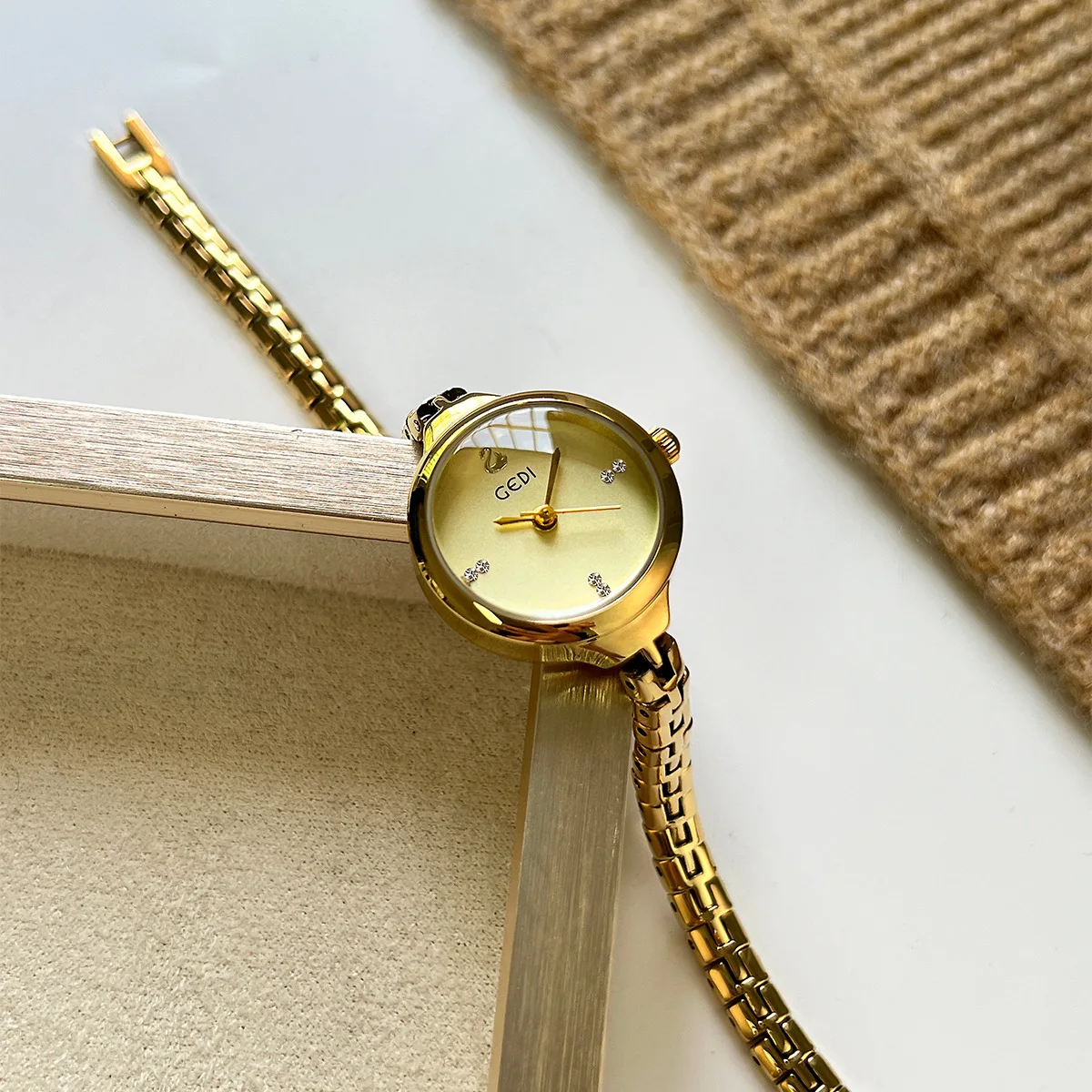 Women's Watch Light Luxury Niche Versatile Bracelet Exquisite Simple Waterproof Quartz Watch for Women Gift