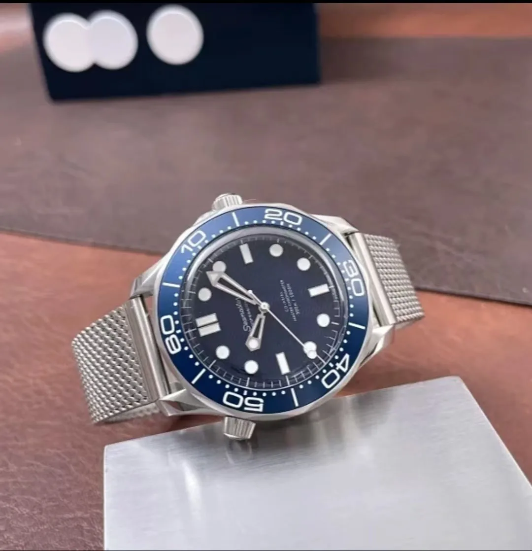 ساعة عصرية فاخرة ذات علامة تجارية راقية حركة ميكانيكية أوتوماتيكية قرص أزرق شبكي مضاد للحساسية حزام ساعة عالي القوة مرآة خام