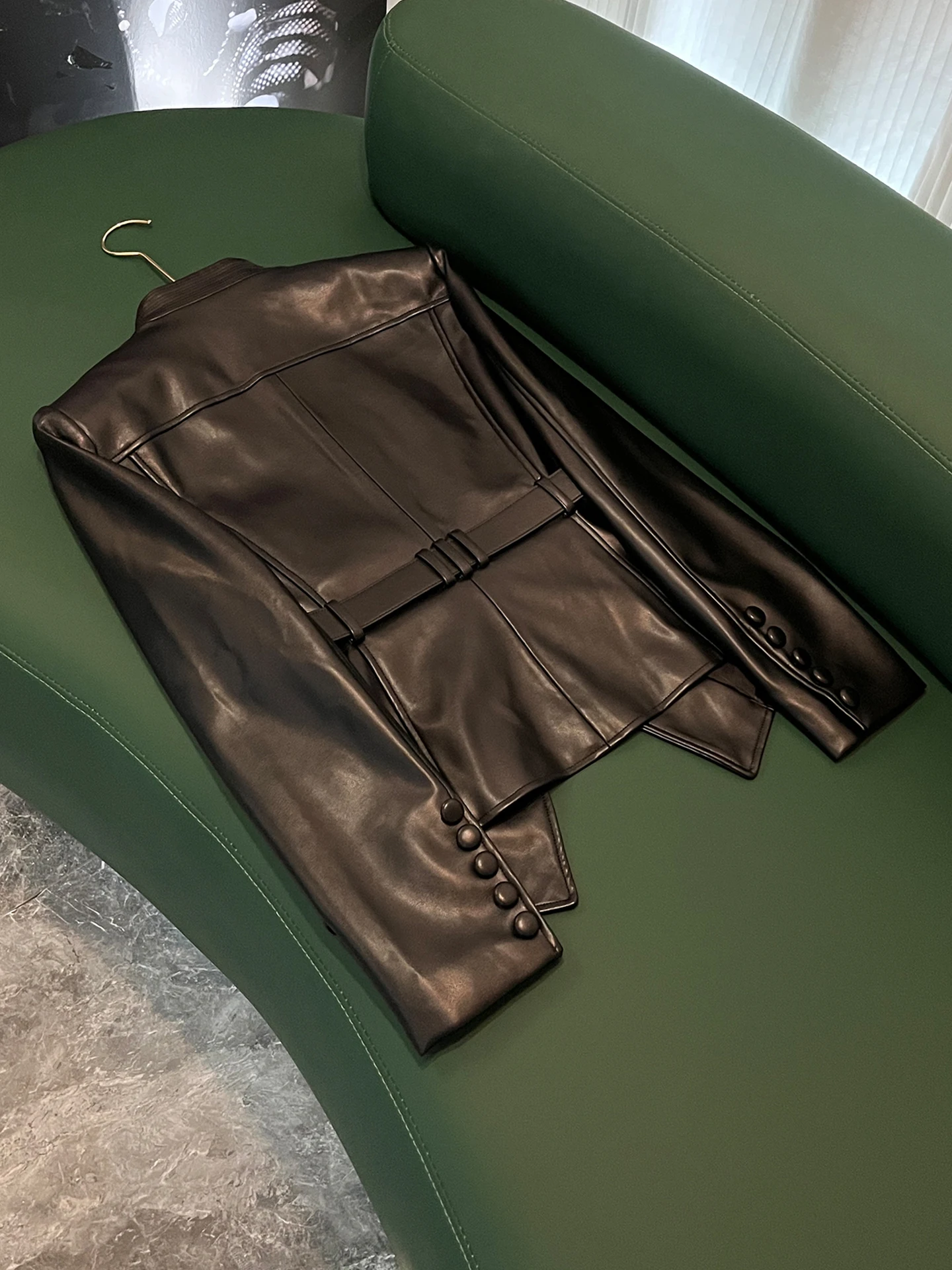 2025 Early Autumn Fashion Notched Double Breasted Belt Silm Short Pu Leather Jacket Office Pockets Outwear Black