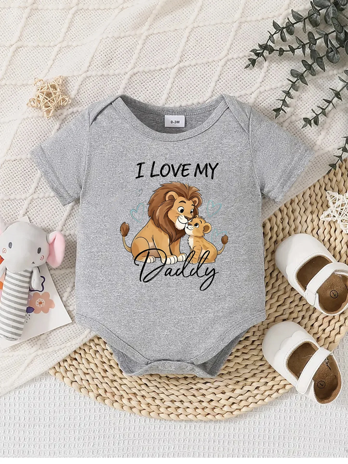 

Детское боди с короткими рукавами, забавным буквенным принтом, застежкой на пуговицах, простое в уходе, подходит для молодых родителей.