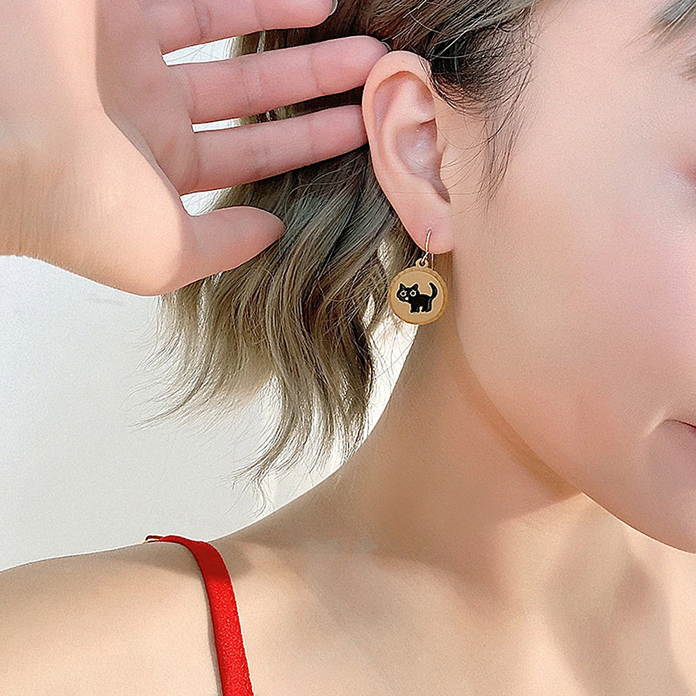 

Cartoon Cat Pattern Eardrop Simple Interesting Bottle Caps Shaped Decorative Earrings Jewelry for Woman (1Pc 1Pc White)