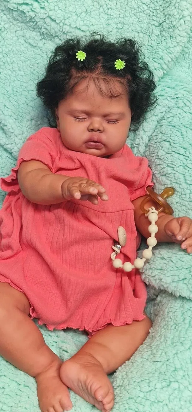 NPK 24 pulgadas pepinillo piel marrón oscuro traje similar tela cuerpo realista bebé recién nacido niño pelo enraizado a mano peluche bebé niña muñeca bebé