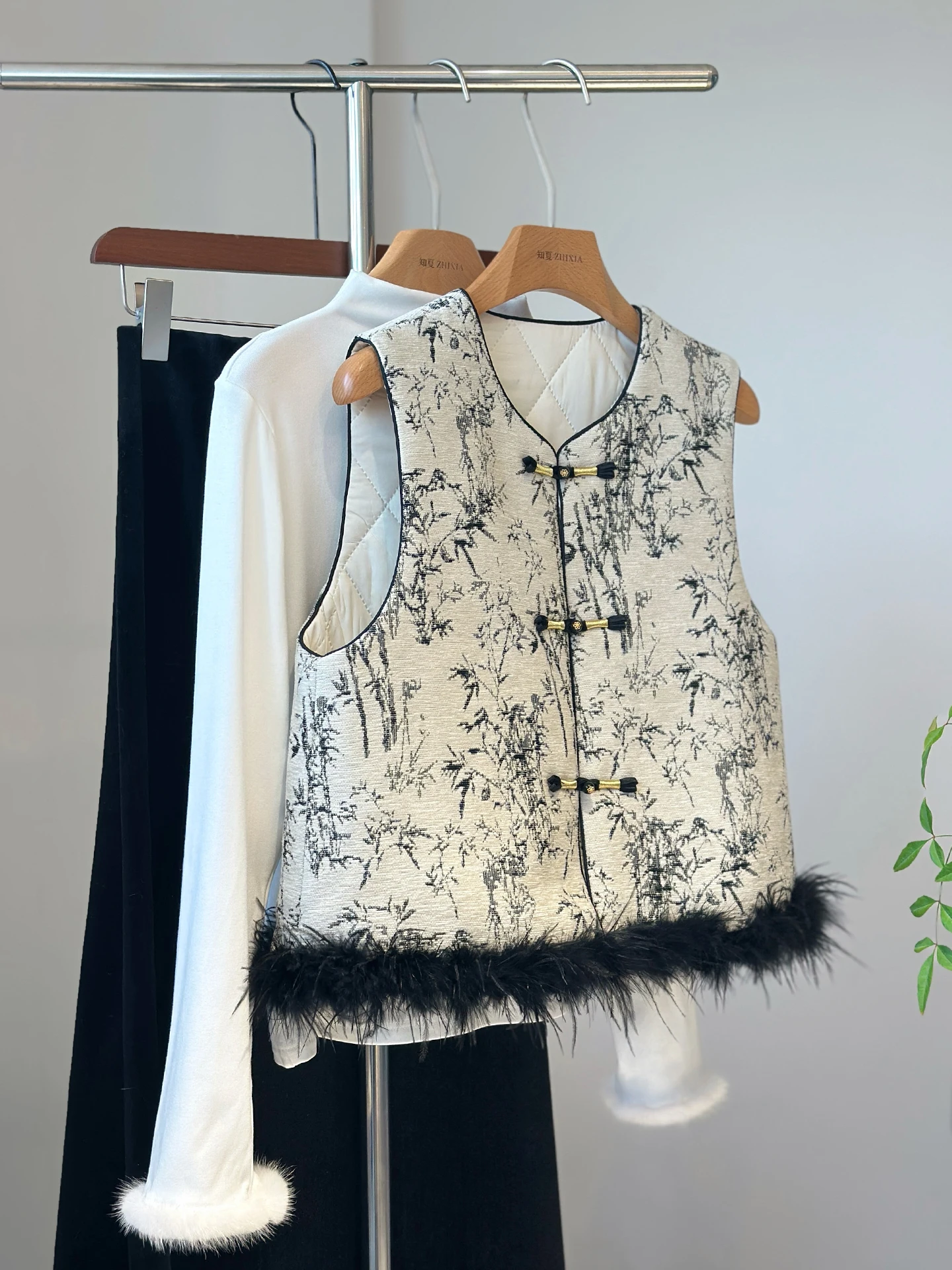 High-End Ink Painting Western Style New Chinese Vest Quilted round Neck Outerwear White National