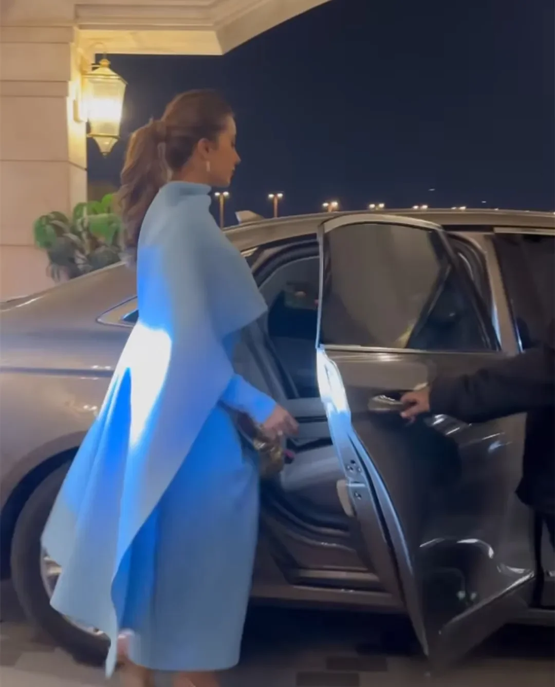 Maßgeschneiderte blaue Himmel-Brautmutterkleider mit Cape-Etui-Abschlussballkleid für besondere Anlässe, langärmliges muslimisches formelles Kleid