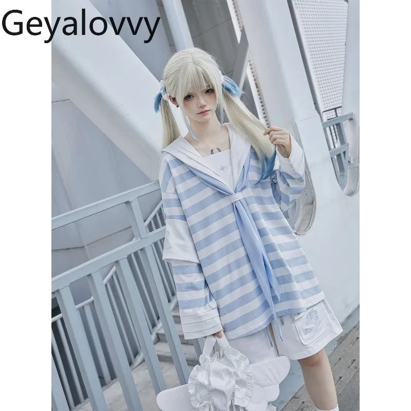 

Свободная футболка с короткими рукавами в акварельную полоску и вышивкой. Универсальный комплект с темно-синим воротником для милых девочек и молодежные шорты для субкультуры.