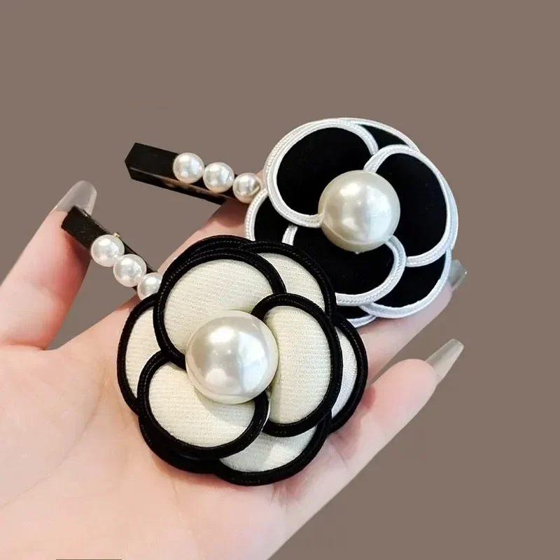 

Korean Style Women Girls Fashon Elegant Pearl Camellia Brooches Pins Exquisite Design Lady Classic Wedding Party Corsage Badg