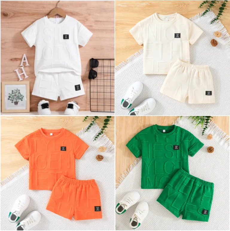 طقم كاجوال صيفي عصري للأولاد بنمط حروف ولون خالص، طراز مشمس وحيوي #1