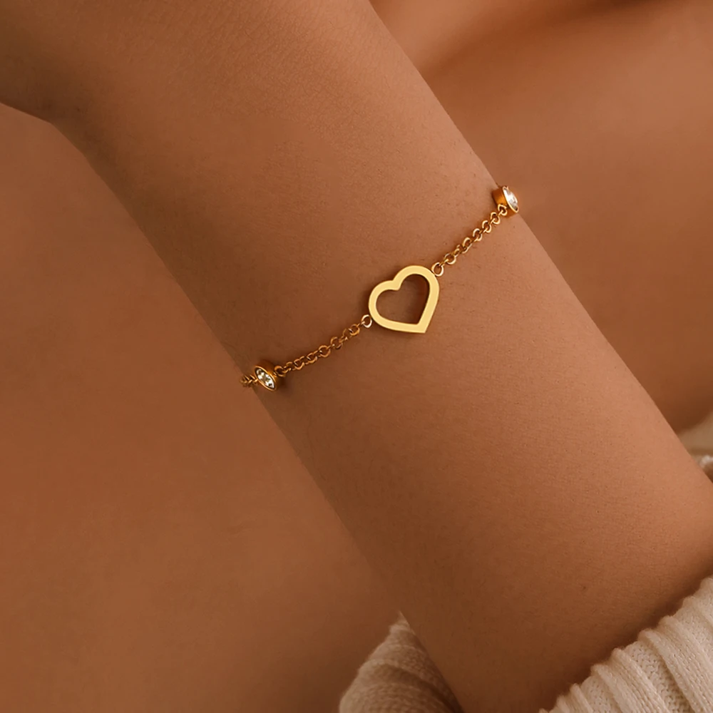 Braccialetti in acciaio inossidabile Squisito ed elegante cristallo con zirconi a forma di cuore cavo Bracciale alla moda per gioielli da donna Nuovi regali