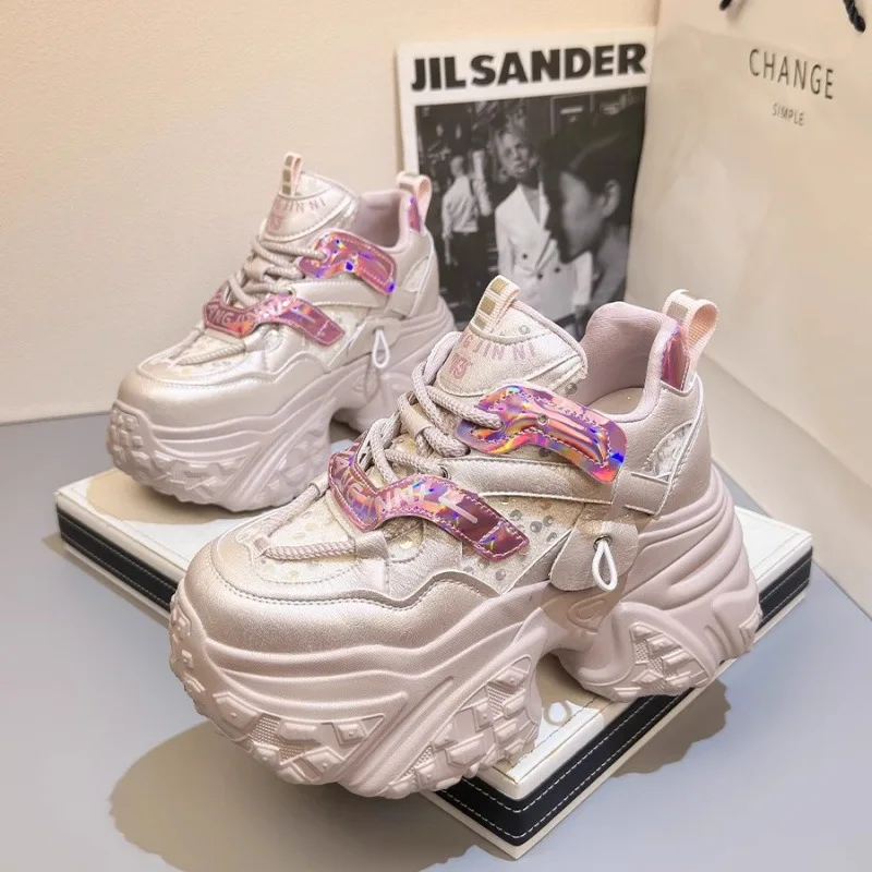 ارتفاع داخلي سميك نعل يزيد من أحذية الأب النسائية لصيف 2025 موضة جديدة أحذية رياضية وترفيهية صغيرة أحذية متعددة الاستخدامات