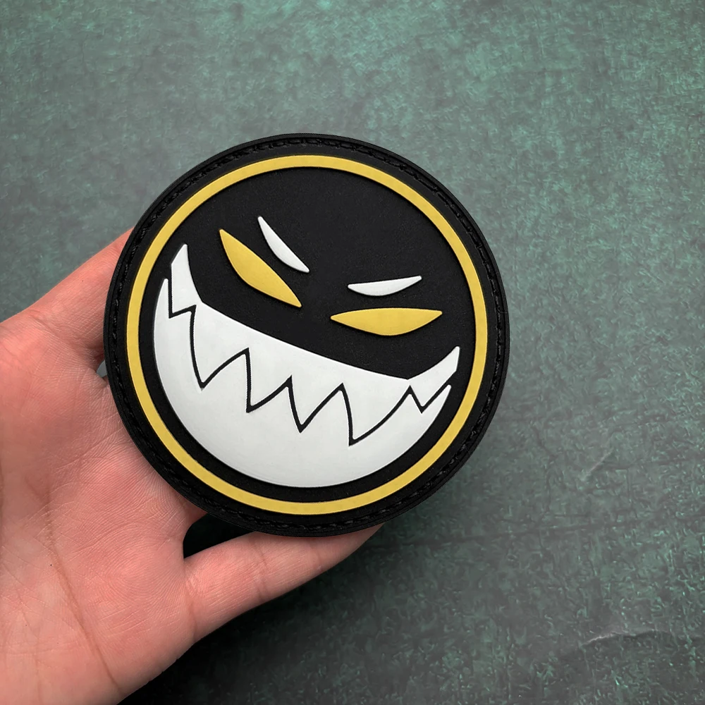 Parche de Goma Suave de PVC con Cara Sonriente Malvada - Adhesivo con Efecto Brillante en la Oscuridad, Apto para Gorras, Ropa, Mochilas, Chaquetas, Chalecos - Parche Bordado