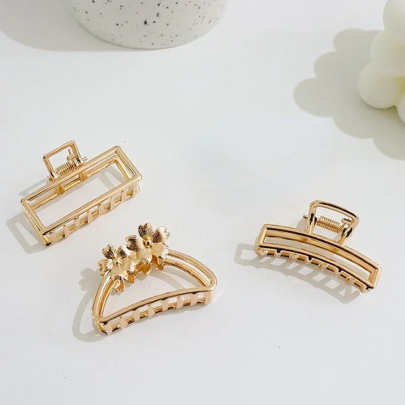 Fashion Hollow Heart Metal Hair Claw Clips Simple Non Slip Mini Gold Geometric Bangs Barrettes Hair Jaws For Women Girls Daily — zdjęcie 3