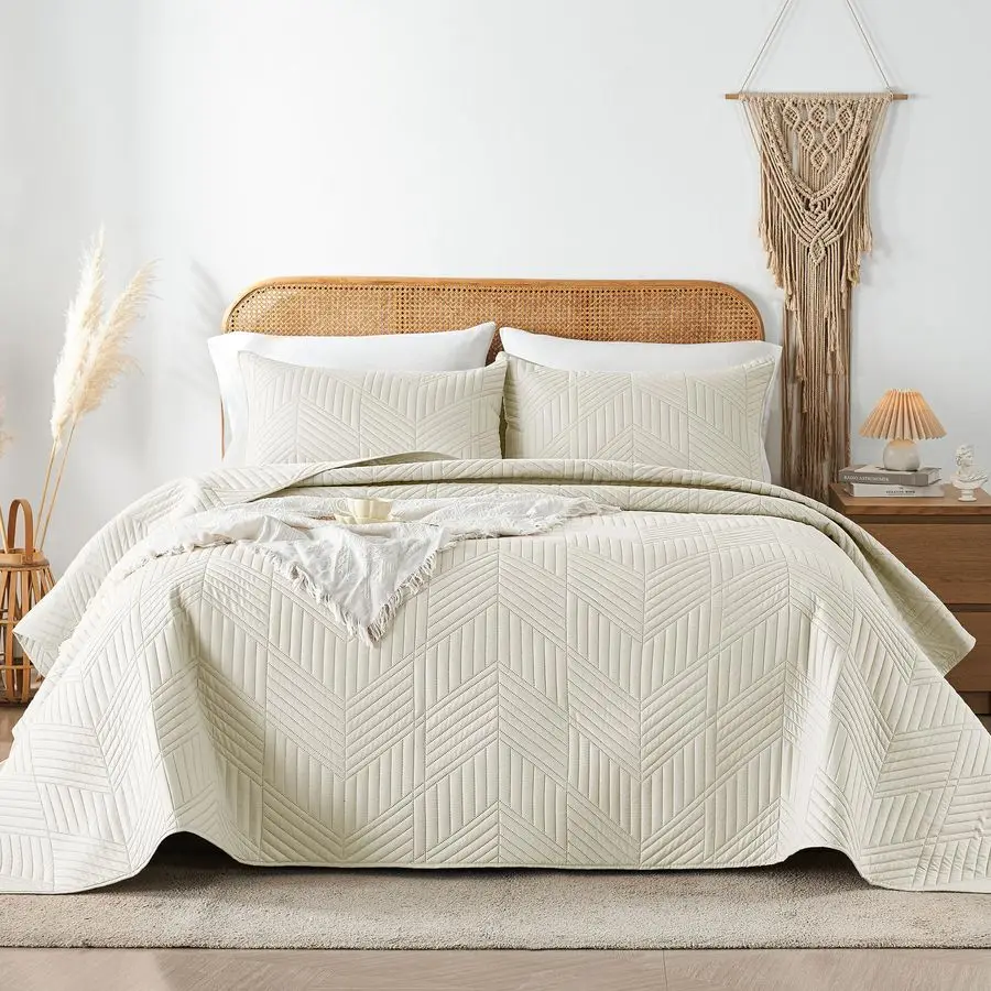 

Cal King Quilt Set in Cream, Soft Reversible Microfiber Bedspread for AllSeason Use in Bedroom or Dorm, Lightweight Modern Geome
