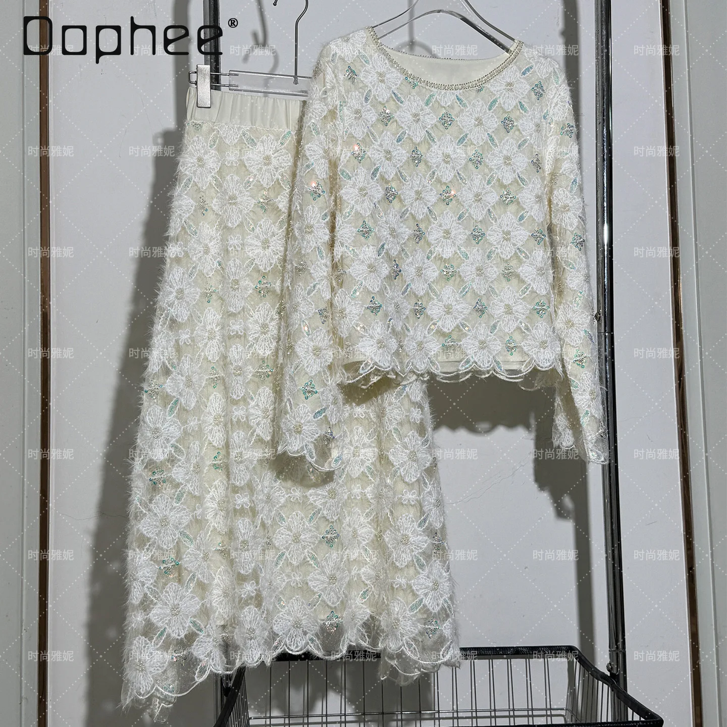 

Модная весенне-осенняя новинка: топ с длинным рукавом и цветочным узором, расшитый пайетками и жемчугом, а также юбка средней длины для женщин.