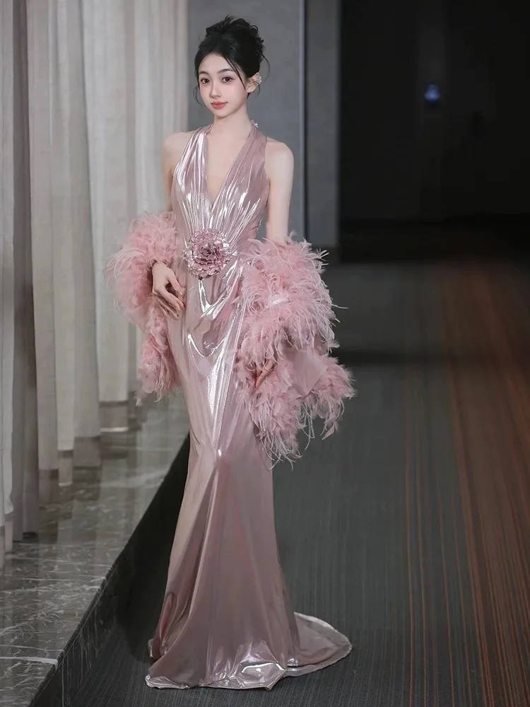 

Pink toasting morning gown Yang Zi's halter-neck host dress