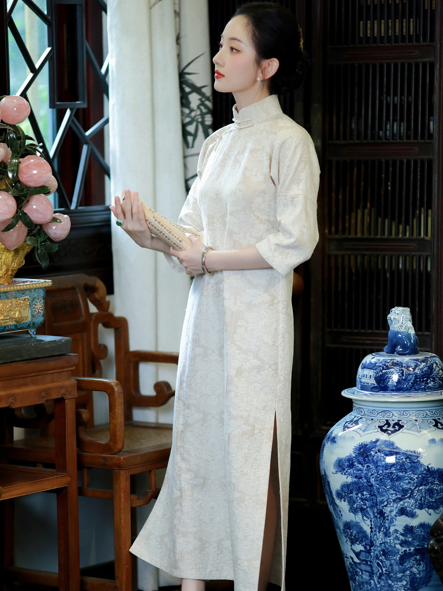 

Хлопково-льняное платье в традиционном китайском стиле с длинными рукавами, средней длины, А-силуэт, с цветочной вышивкой