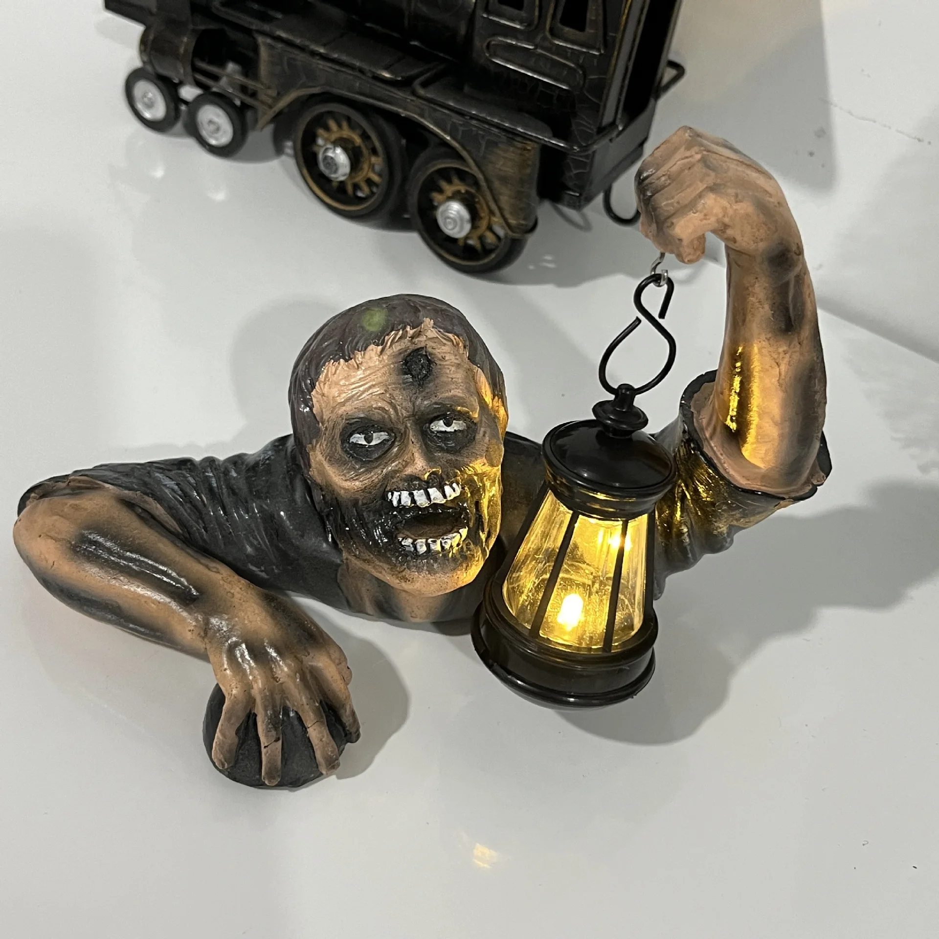 

Halloween Decor Horrible Zombie Carrying Lamp Ornament Outdoor Garden Decor LED Lantern Light Haunted House Decor Statues