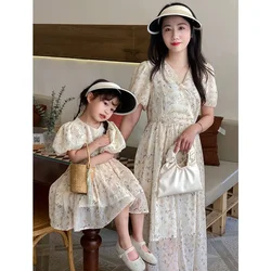 Madre figlia stessi abiti floreali mamma e bambino Tulle manica a sbuffo vestito vacanza Look abbigliamento donna ragazze carino abito vacanza