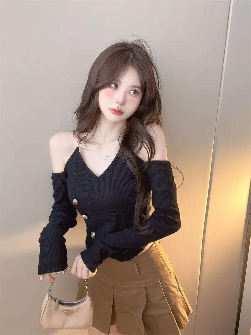 Czarny sweter damski z dekoltem w serek i długim rękawem na jesień, modny krótki top z odkrytymi ramionami, wiązany na szyi, elegancki, z wysokim stanem.