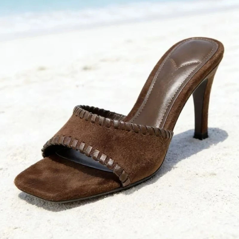 

Высококачественные женские модные сандалии-шлепанцы из искусственной замши коричневого цвета на шпильке с декоративной строчкой, элегантный дизайн с квадратным носком
