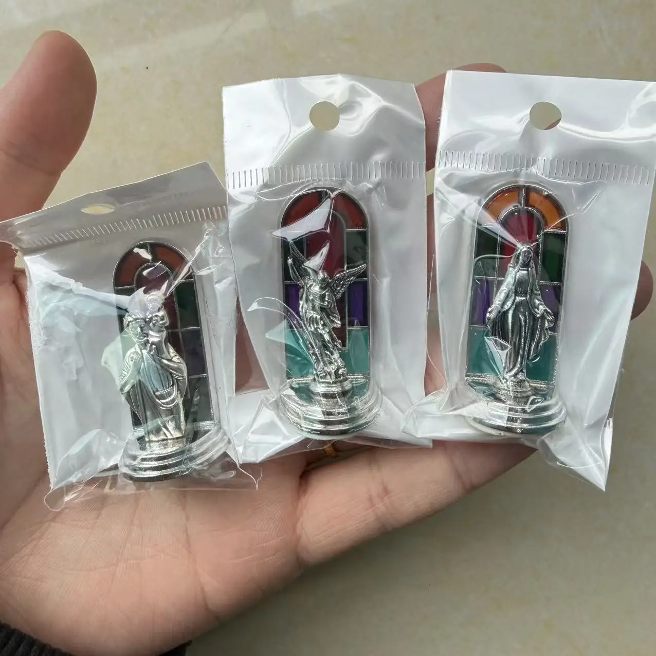 

100pcs Santa Maria figurines, religious Michael angel figurines, car dashboard decorations.