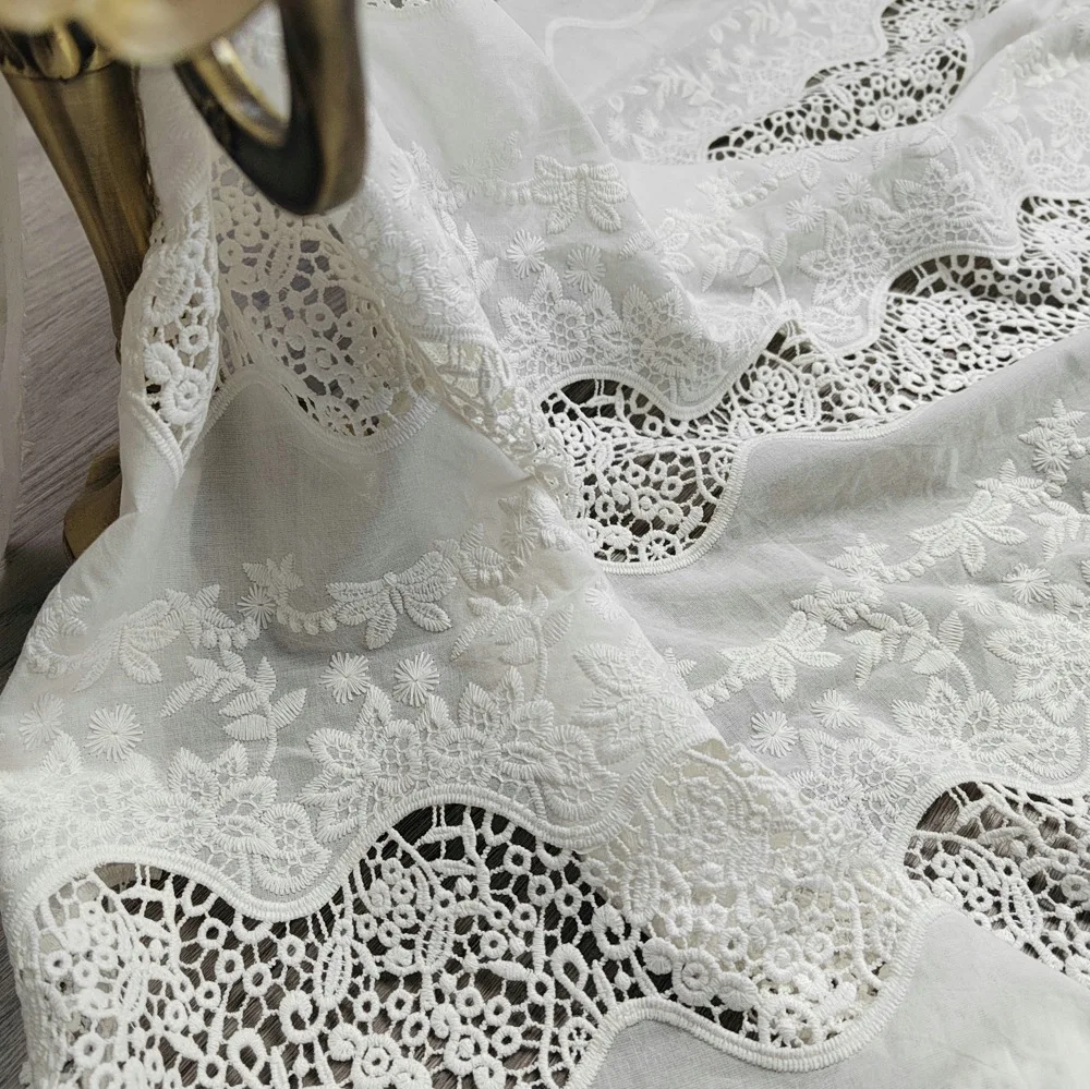 

100% хлопок, основа из молочного шелка, кружевная полая ткань с цветочной вышивкой для свадебного платья, дизайнерская ткань для домашнего декора и ткань для шитья