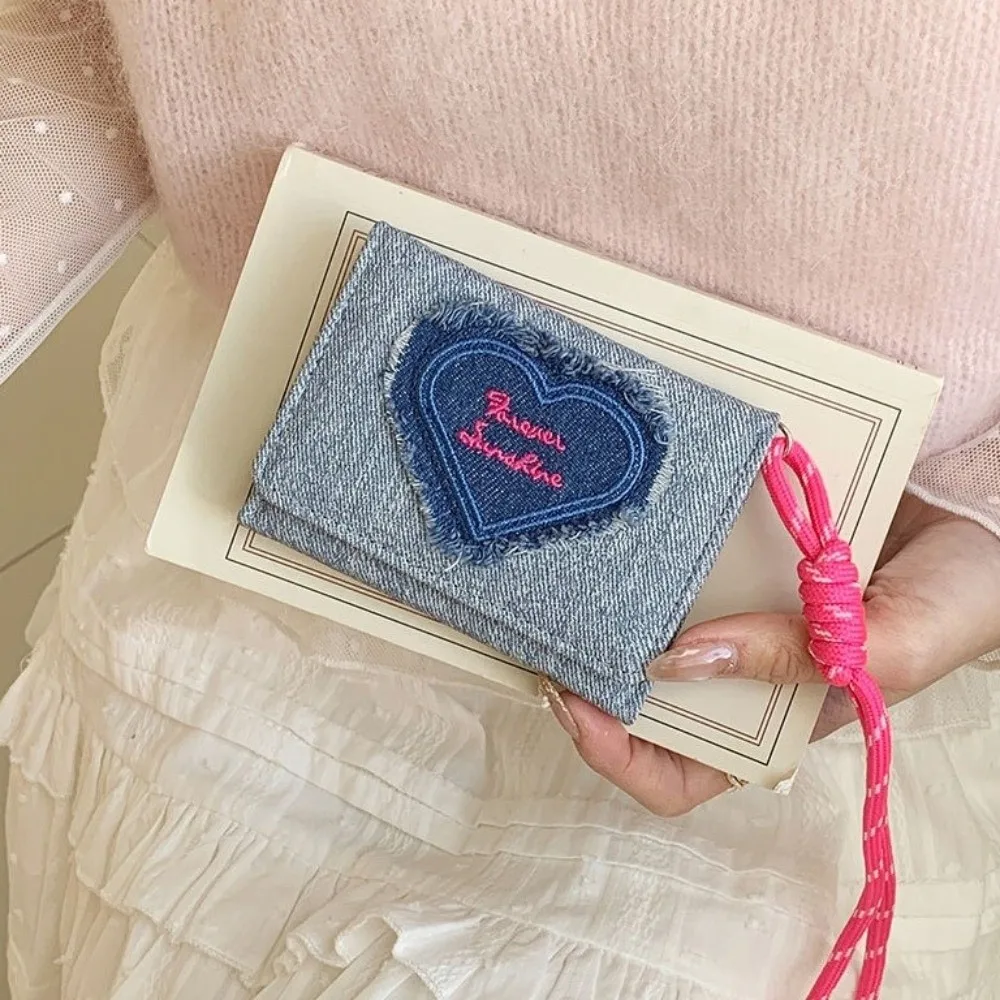 

Модный кошелек-портмоне из искусственной кожи с вышивкой в виде сердца, тройного сложения, с ремешком, водонепроницаемый, для женщин и студентов