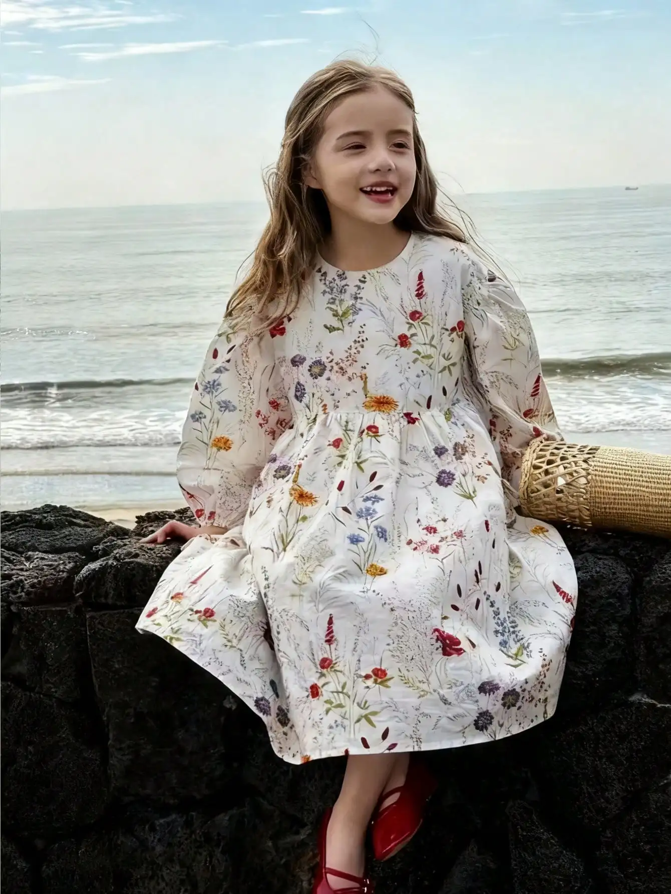 Young Girl round neck floral print lantern sleeve long sleeved dress, elegant and simple, suitable for outdoor wear on vacation