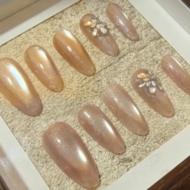 2025 New Golden Cat Eye with Fine Glitter Handmade Wearing Armor Winter Atmosphere Snowflake Nail Art Christmas Nail Art