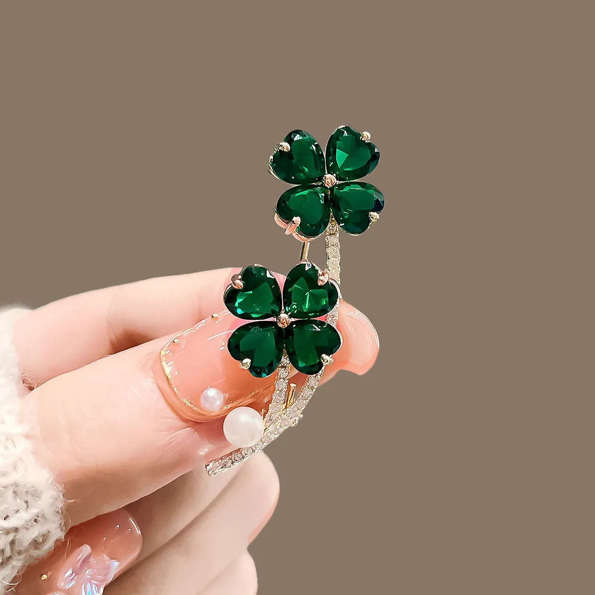 Spille di piante di foglie di fiore verde di lusso per donna uomo gioielli fortunati unici spille da zaino con strass di perle corpetto da festa