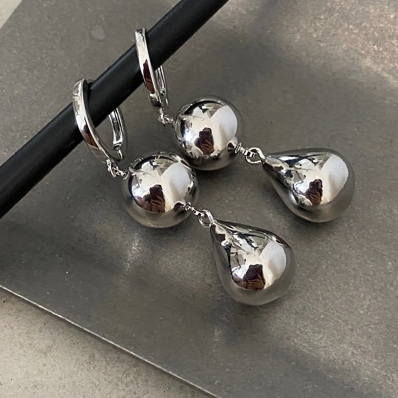 

Потрясающие серьги из латуни с тройной цепочкой, Женские Ювелирные изделия в стиле панк, вечернее платье, модельное модное платье в корейском и японском стиле INS