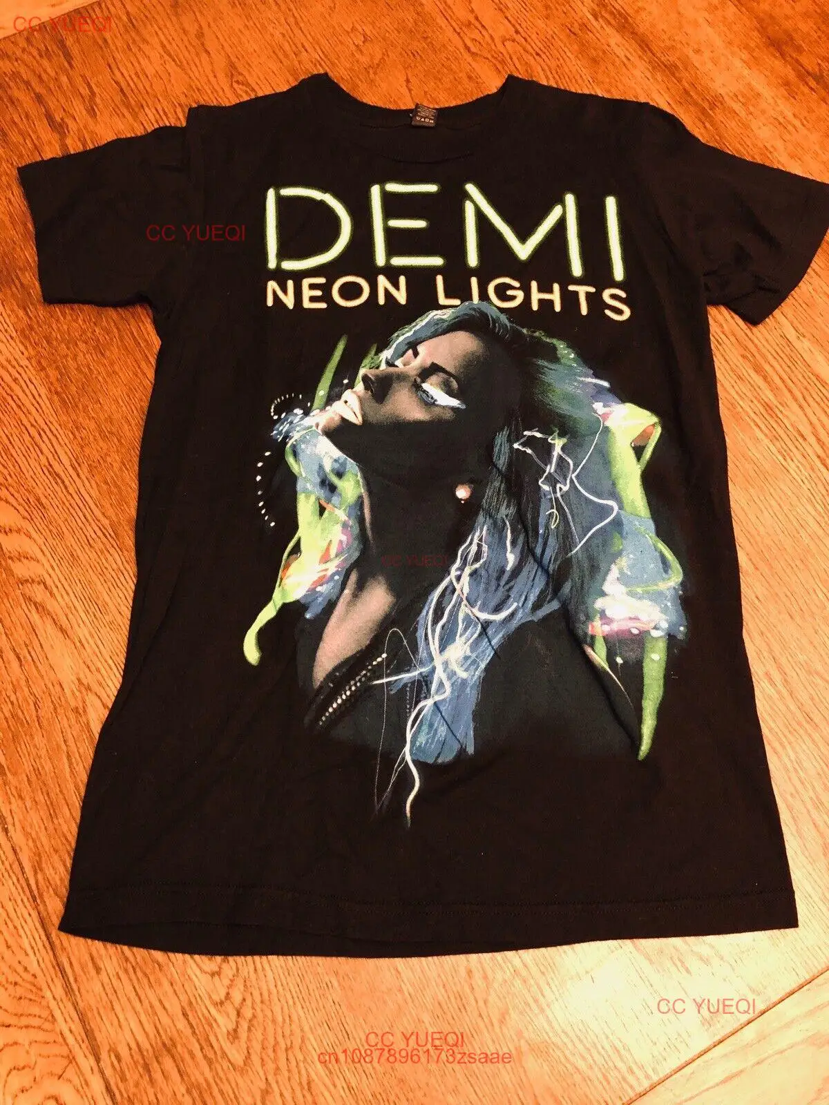 Деми Ловато неоновые огни 2014 Тур графическая рубашка Sz S Деми Ловато неоновые огни 2014 Тур графическая рубашка Sz S