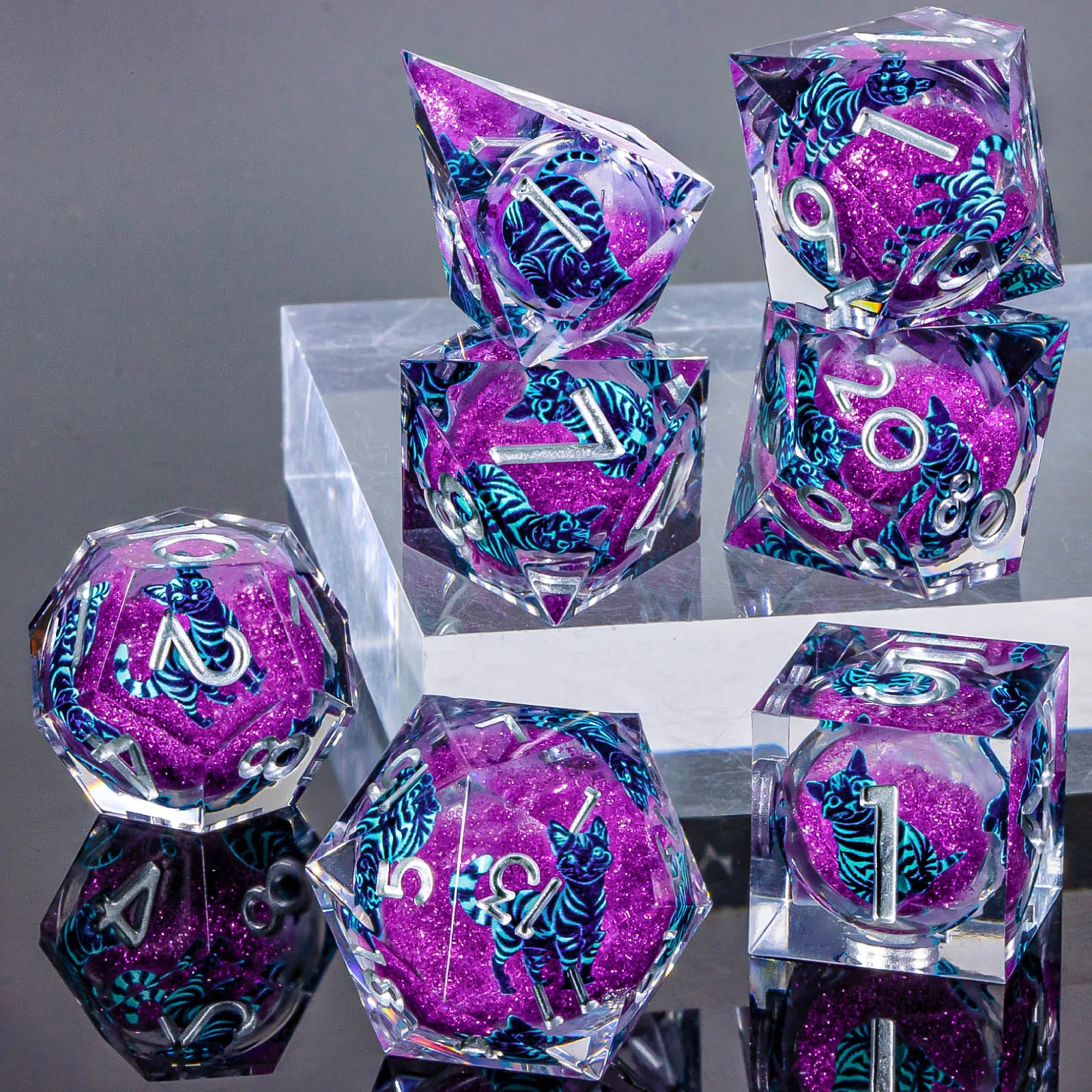 مجموعة نرد أساسي سائلة من Cat DND D&D، مجموعة نرد الزنزانة والتنين ذات الحافة الحادة، D وD لعب الأدوار D20 D12 D10 D8 D6 D4