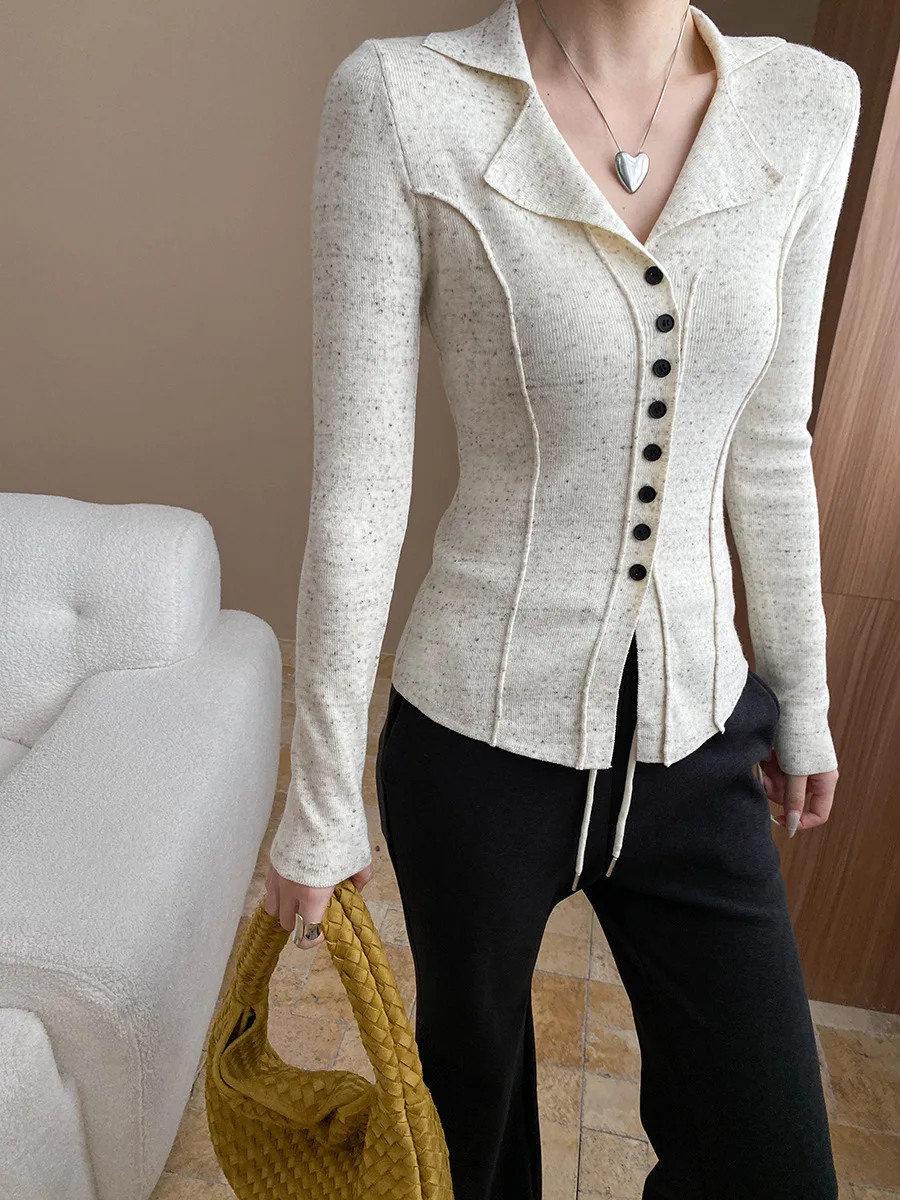 

Трехмерный вязаный свитер с двойным швом и V-образным вырезом с небольшими лацканами, облегающий и утягивающий