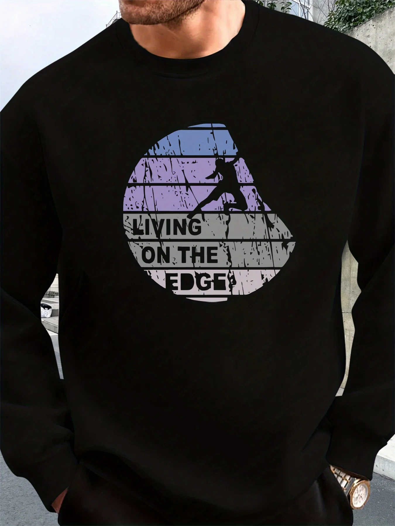 سويت شيرت كاجوال برقبة دائرية للرجال مع طباعة جرافيك "LIVING ON THE EDGE" - فضفاض، أكمام طويلة، رمادي #1