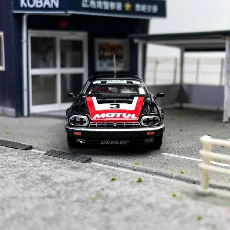 إينو 1:64 جاكوار XJ-S TWR # 3 نماذج محاكاة مصنوعة من السبائك، مجموعة ألعاب زخرفية للأطفال، لهدايا العيد للأطفال.